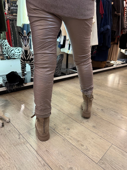 Pantalon simili ceinture taupe