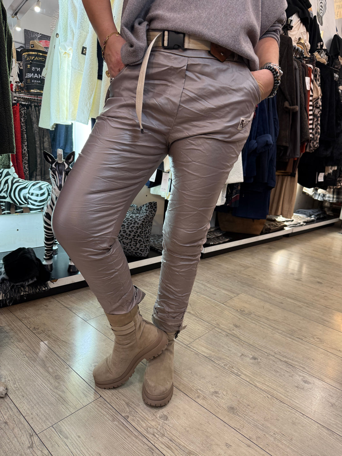 Pantalon simili ceinture taupe