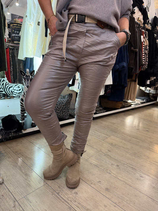 Pantalon simili ceinture taupe