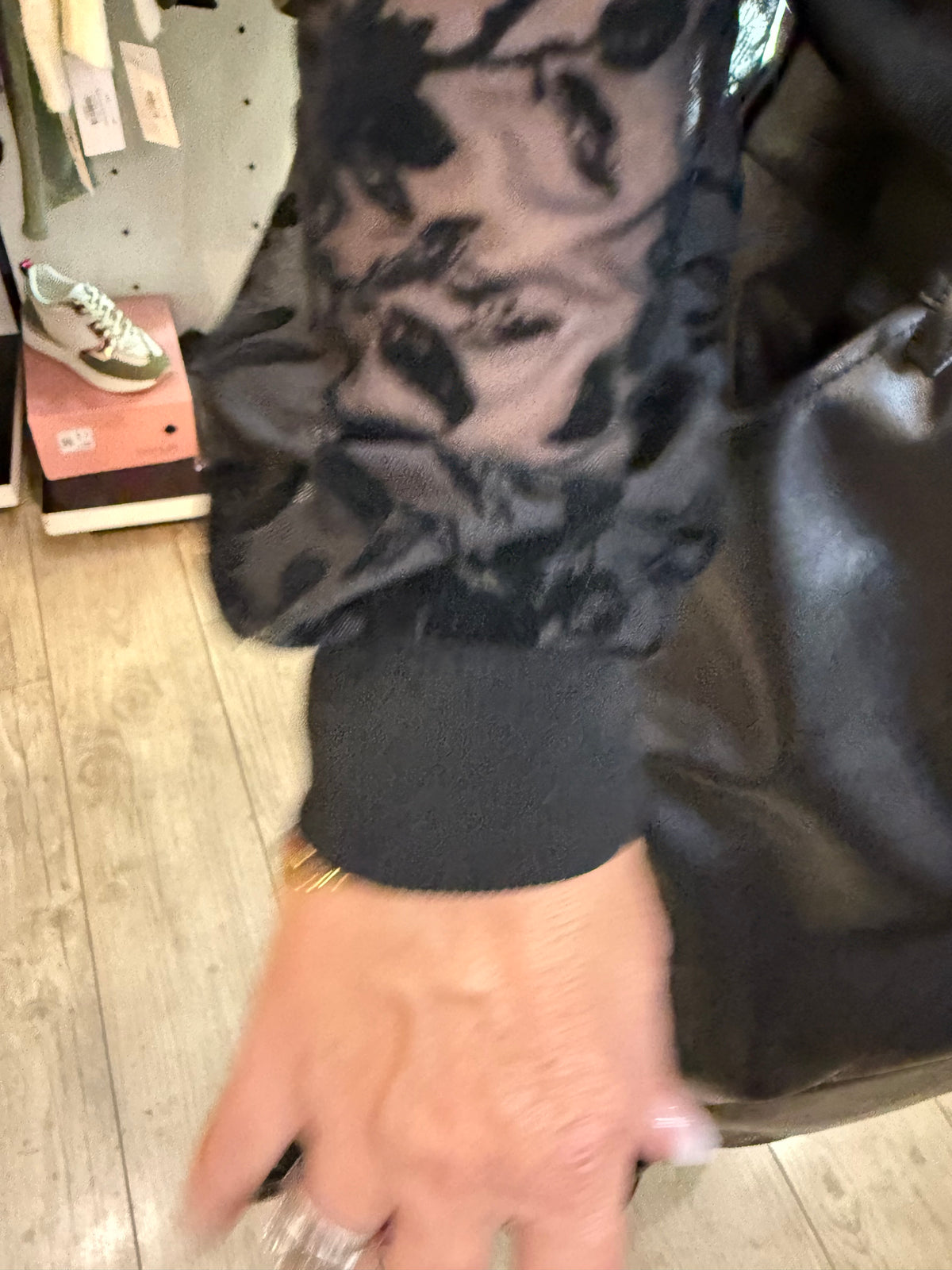 Pull noir résille bras